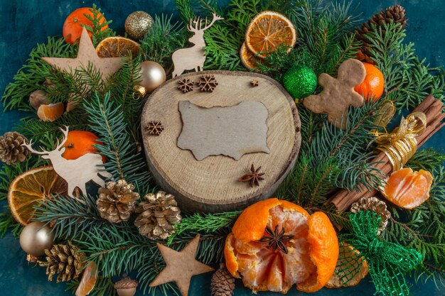 Рождественские и новогодние композиции на зеленом фоне мандарины апельсины имбирные пряники копия с ...