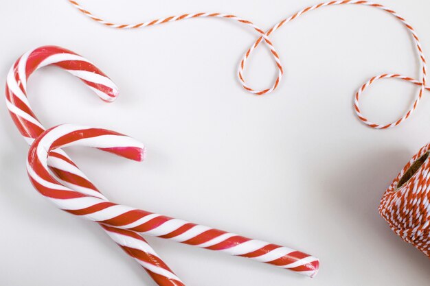 크리스마스 또는 새 해 개념-사탕 지팡이 및 꼬인 된 빨간색과 흰색 코드.