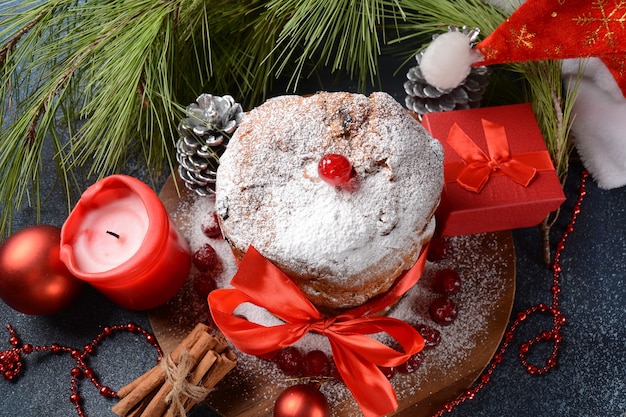Концепция Рождества и Нового Года Итальянский рождественский торт Панеттоне