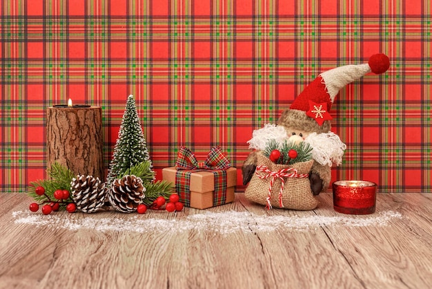 Рождественский и новогодний декор. Дед Мороз, елка, подсвечник и подарок.
