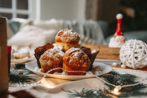 クリスマス新年装飾テーブルの上のカップケーキ