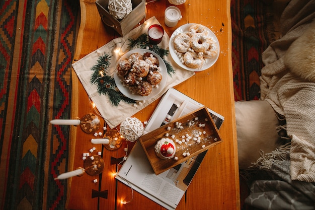 テーブルの上のクリスマスの新年装飾カップケーキ