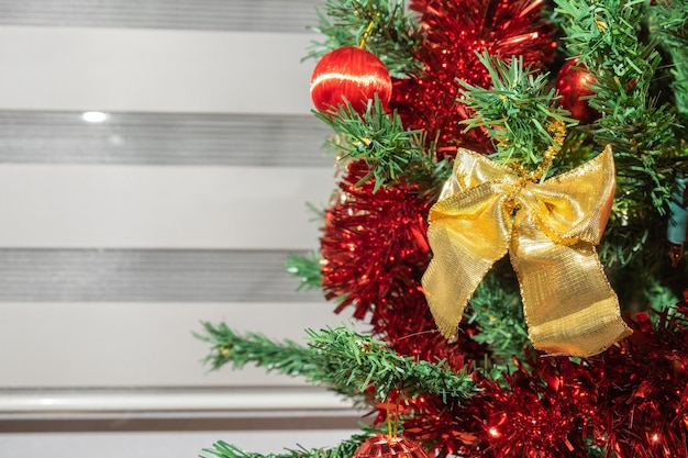Рождественские и новогодние украшения безделушки висят на елке