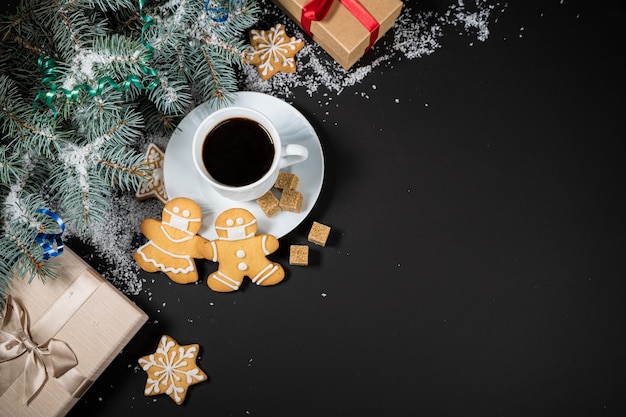 Composizione di decorazioni natalizie e capodanno tazze di caffè con marshmallows gingerbread