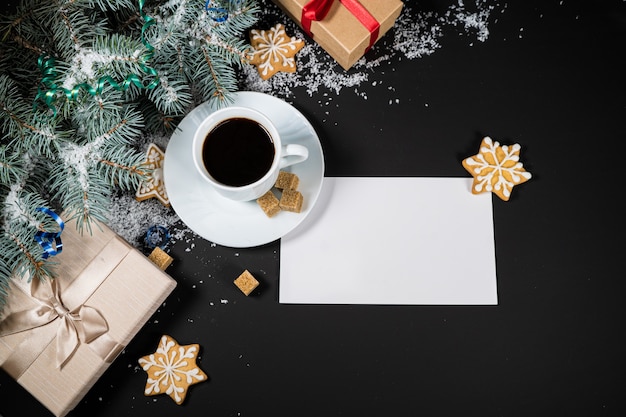 Tazze di composizione di decorazioni natalizie e capodanno di caffè profumato con pan di zenzero