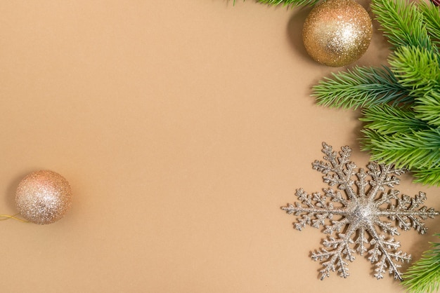 テキスト用の空き容量のあるベージュの背景にクリスマスと新年の装飾