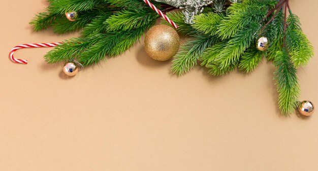 Decorazioni di natale e capodanno su sfondo beige con spazio libero per il testo