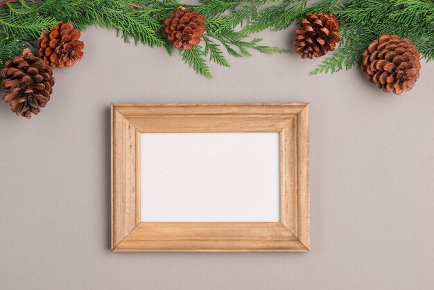 Collezione di scatole regalo di natale o capodanno avvolta in carta kraft e cornice vuota per il testo.