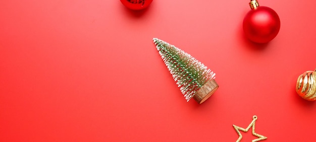 Фото Рождество новый год праздник фон сосновый шар безделушка на красном фоне