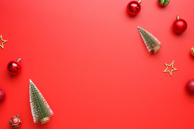 크리스마스 새 해 휴일 배경 빨간색 배경에 소나무 나무 공 값싼 물건
