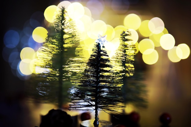 Foto fondo di festa di natale e capodanno con spazio di copia. sfondo vacanza invernale con abete congelato, luci glitterate, bokeh.