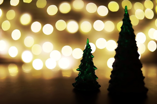 Foto sfondo delle vacanze di natale e capodanno con spazio per la copia sfondo delle vacanze invernali con bokeh di luci scintillanti di abete congelato