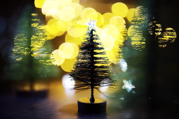 Foto sfondo delle vacanze di natale e capodanno con spazio per la copia sfondo delle vacanze invernali con bokeh di luci scintillanti di abete congelato