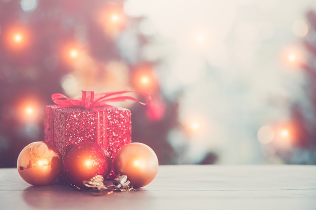 Foto concetto di vacanze di natale e capodanno. albero di natale decorato su sfondo sfocato, scintillante e fata.