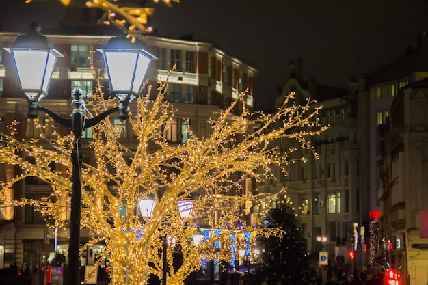 夜の街のクリスマスと年末年始のイルミネーション