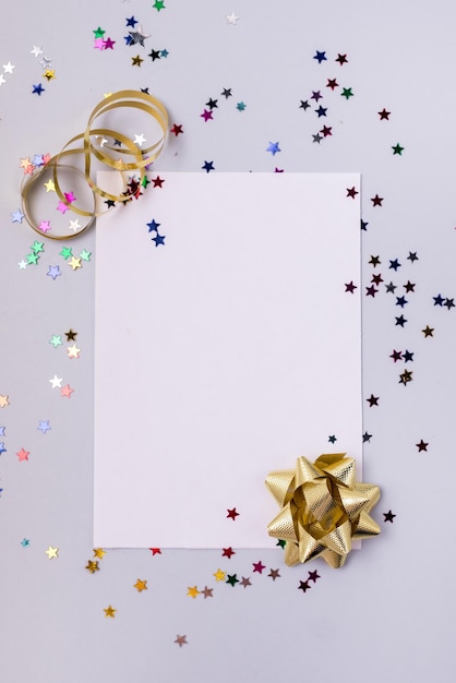 Natale o capodanno mock up o sfondo con copia spazio gd ribbon coriandoli flat lay