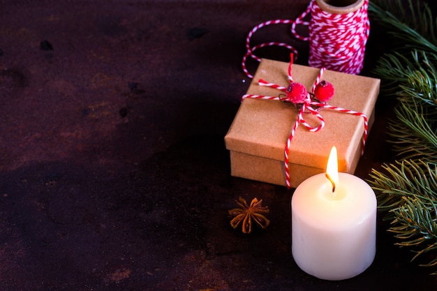Рождественский или новогодний подарок, винтажная подарочная коробка на темном фоне, вид сверху с копией пространства /
