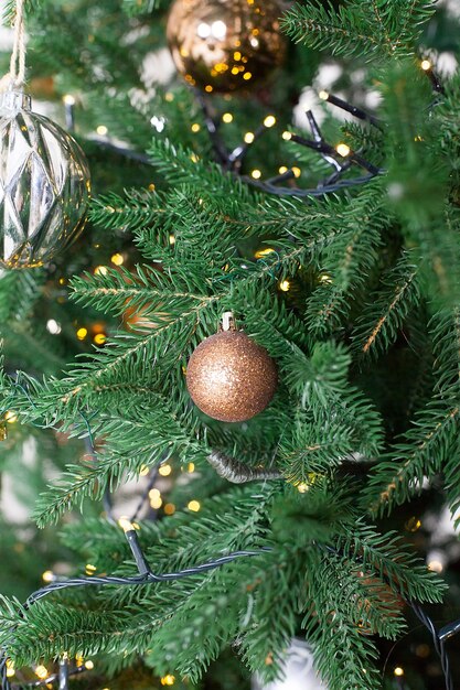 Рождественский и новогодний интерьер комнаты украшен подарочными гирляндами и елкой