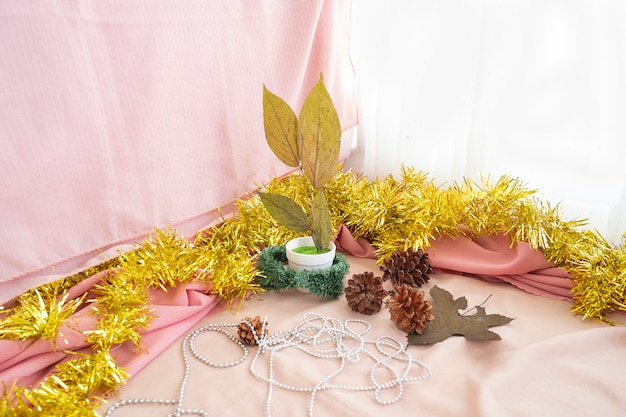 クリスマスと新年のミニマリストのコンセプト。クリスマスと新年の背景。乾燥した葉、松の花