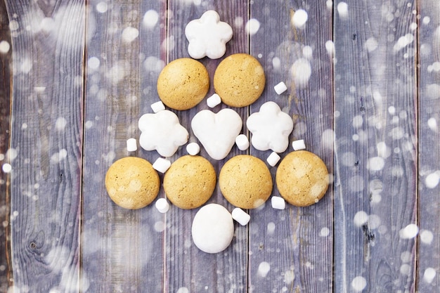 雪で飾られたクッキーとマシュマロで作られたクリスマスまたは新年のツリー