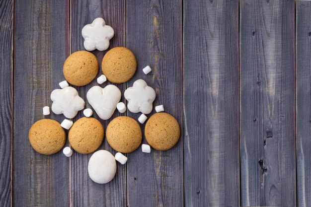 Albero di natale o capodanno fatto di biscotti e caramelle gommosa e molle,