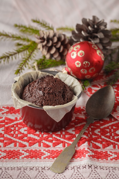 Composizione invernale di natale e capodanno di due torte su snowbound in legno con rami di abete verde