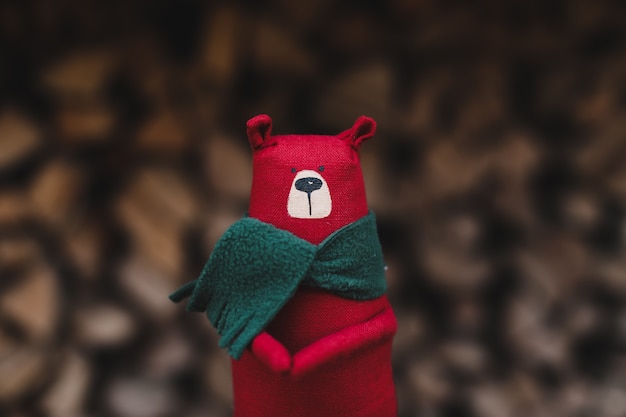 Фото Рождество новый год зимняя концепция рождественская игрушка медведь на деревянных бревнах