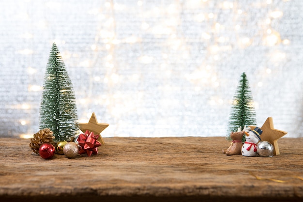 Foto nuovo anno di natale con la priorità bassa dell'albero di pino presente del regalo