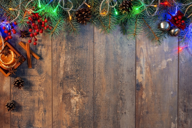 光とクリスマスと新年の木製の背景