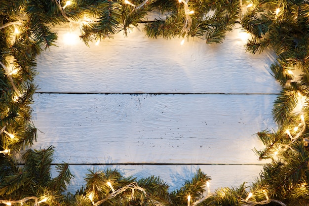 象徴的な装飾とクリスマスと新年の木製の背景