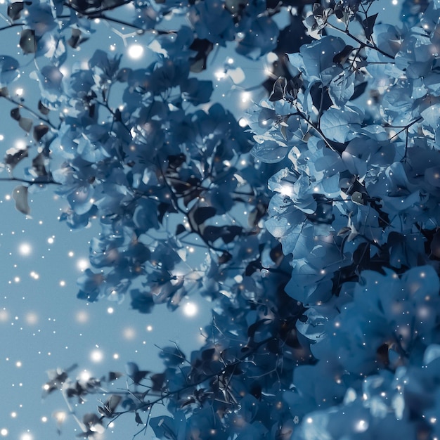 クリスマス正月青い花の自然の背景ホリデー カード デザイン花木と雪のきらめき高級美容ブランドの冬のシーズン セールの背景として
