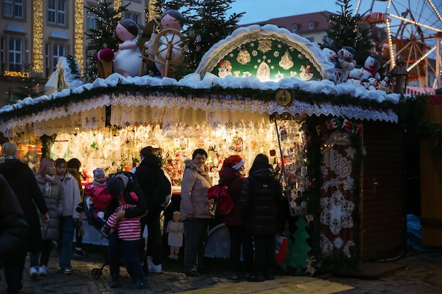 Рождественский новогодний рынок в Дрездене, Саксония, Германия, 21 декабря 2022 года