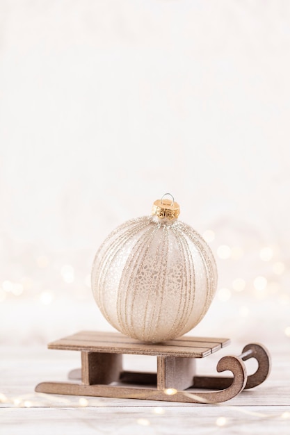 Foto decorazione accogliente di natale e capodanno, sfondo bokeh.