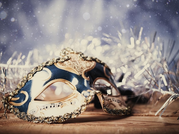 Foto sfondi astratti di festa di notte di natale con la maschera di carnevale sopra lo scrittorio di legno