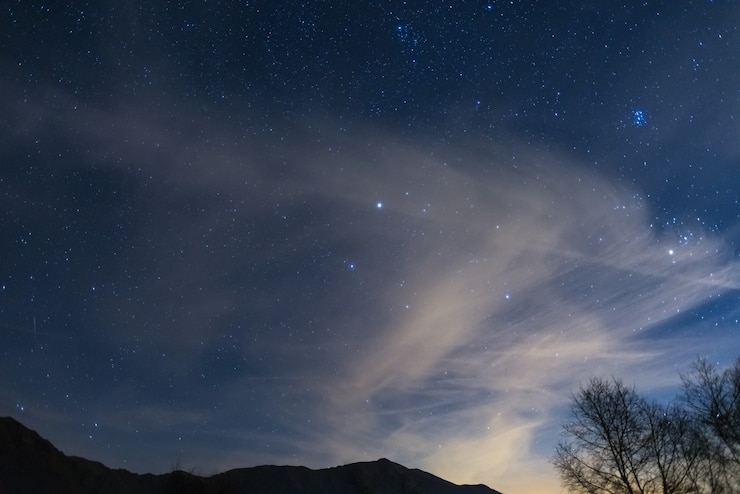 Photo 星空の下でアルプスのクリスマスの夜