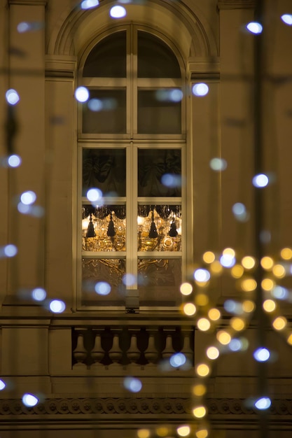 クリスマスの夜の装飾クラシックなスタイルの建物の窓