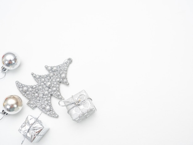 Рождественские объекты серебро вид сверху копия пространства на белом фоне