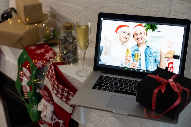 Foto celebrazione a distanza delle vacanze di natale online x mas capodanno in blocco quarantena coronavirus covid 19 nuova normalità, distanza sociale, comunicazione remota, vocazione di stare a casa, festa di natale online