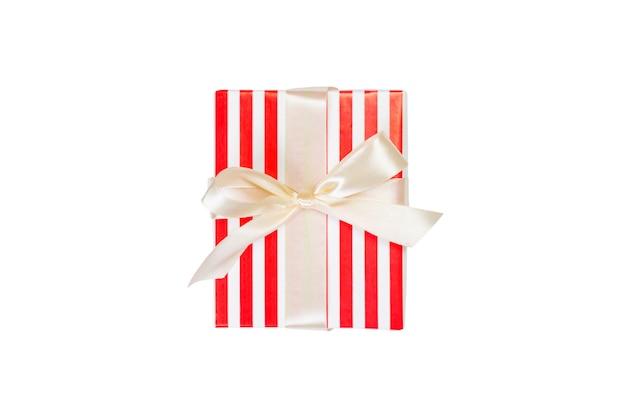 Рождество или другой праздник ручной работы подарок в красной бумаге с золотой лентой. изолированные на белом фоне, вид сверху. концепция подарочной коробки благодарения.