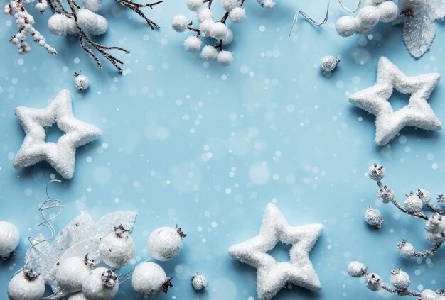 Фото Новогодняя или зимняя композиция рама из белых украшений на пастельно-синем фоне