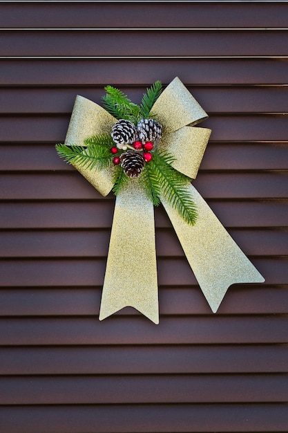 Фото Рождественское украшение в форме блестящего лука и сосновых конусов