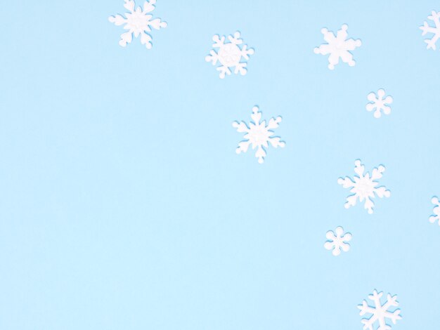 Рождественский орнамент со снежинками на синем фоне.