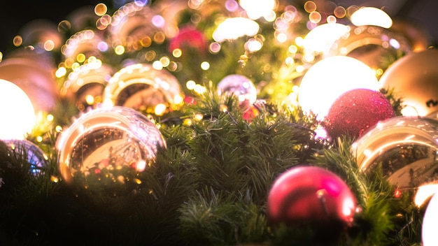 Рождественские украшения, безделушки, рождественские лампочки или рождественские пузыри, украшающие елку
