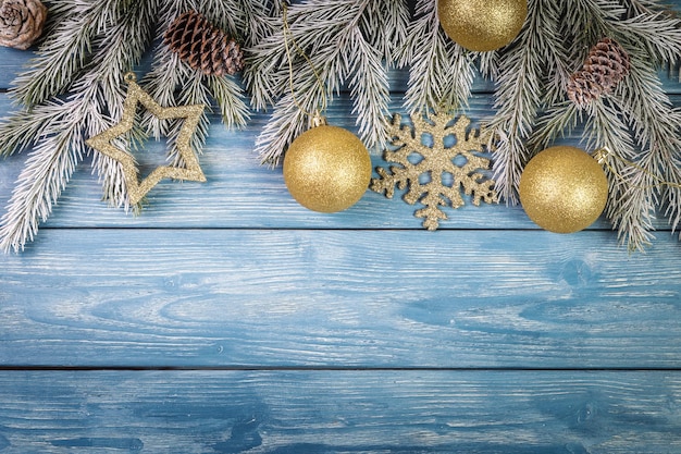 写真 木製の背景にクリスマスの飾り。テキスト用のスペースをコピーします。