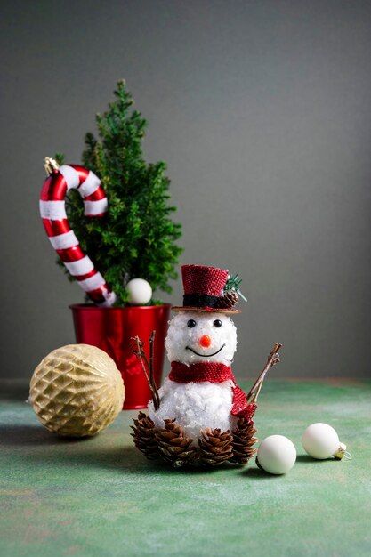 Ornamenti natalizi pupazzo di neve caramelle cande albero di natale e baubles astratto sfondo stagionale invernale