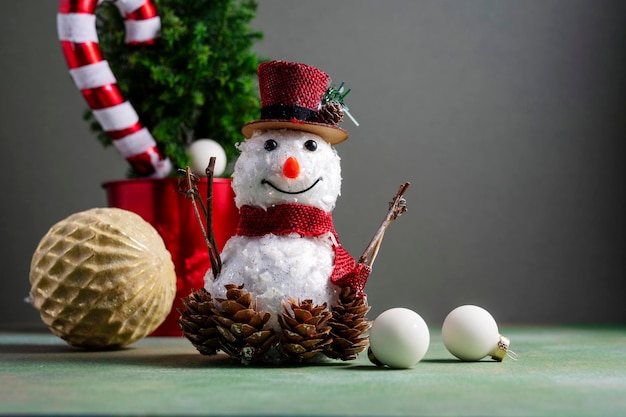 Ornamenti natalizi pupazzo di neve caramelle cande albero di natale e baubles astratto sfondo stagionale invernale