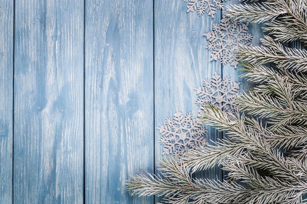 木製の背景にクリスマスの飾り。テキスト用のスペースをコピーします。