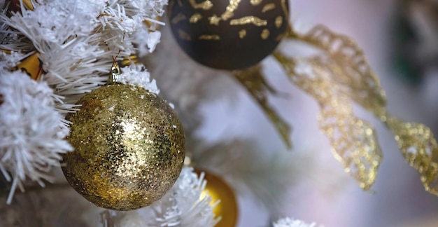 クリスマスの装飾品クリスマス ツリーの装飾ゴールド色つまらない休日の背景