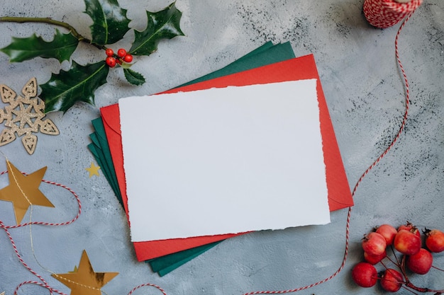 テクスチャ付きのクリスマス紙シートのモックアップ、クリスマス用の封筒付きの手紙