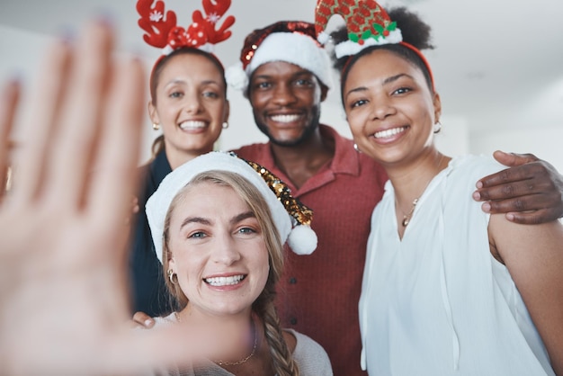 クリスマス パーティー ビジネス人々 とオフィス selfie お祭りの季節や休日のお祝いポートレートの多様性と幸せな仕事の友人は一緒に良い思い出の写真のポーズや写真の笑顔を祝う